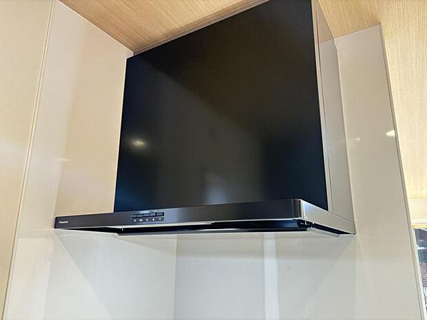 【スリム型レンジフード】稼働時の音が換気扇よりも静か 屋外とダイレクトにつながる換気扇と比べ、音が静かなメリットがあります。