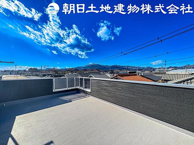 【様々な用途に活用できる大型スカイバルコニー】日中は光と風、豊かな眺望を満喫。夜はきらめく月や星空を、街の明かりと共に堪能できます♪