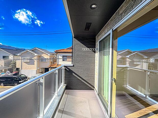 【洗濯物が多くても安心の奥行きのあるバルコニー】バルコニーは陽当り良好で、たっぷりのお洗濯物もよく乾きます!