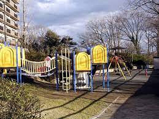 【沖原桜丘公園】900m 遊具と多目的広場がある広い公園です。高台にあるので園内へは坂をのぼって入っていきます。