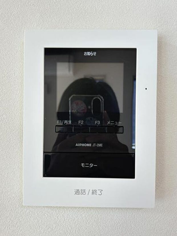 【モニター付きインターフォン】来訪者を映像で確認するシンプルな設備ながらセキュリティ効果はマル。最近は録画機能があるタイプも増え、留守中の訪問者も確認できます!