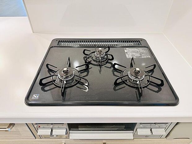 【三ツ口ガスコンロ】煮込み料理をする際にコンロが一つ塞がって他の料理ができなくて時間がかかる！そんな不満を解決してくれる3口コンロは他の調理ができるので捗ります！