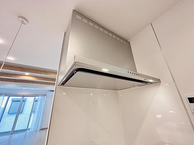 【スリム型レンジフード】稼働時の音が換気扇よりも静か 屋外とダイレクトにつながる換気扇と比べ、音が静かなメリットがあります。