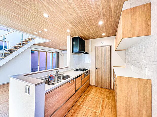 【リビングを見渡せる開放感のある対面式キッチン】対面タイプならキッチン内にいながらご家族やお客様との会話が楽しめます♪