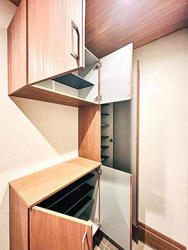 【明るく収納豊富な玄関】家族の履物が全部しまえるワイドな玄関収納