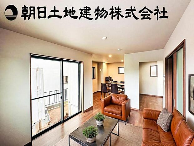 【南向きで明るく開放感のあるリビング：15帖以上】※画像は実際の室内写真を基に家具・調度品の配置例をCG合成したもので、実際とは多少異なります。また、家具等は販売価格に含まれません。