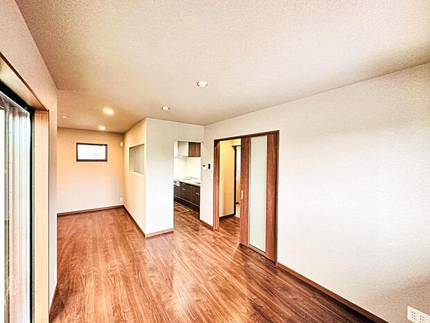 【南向きで明るく開放感のあるリビング：15帖以上】広いリビングは家族のだんらんはもちろん、お子様のリビング学習にもぴったり