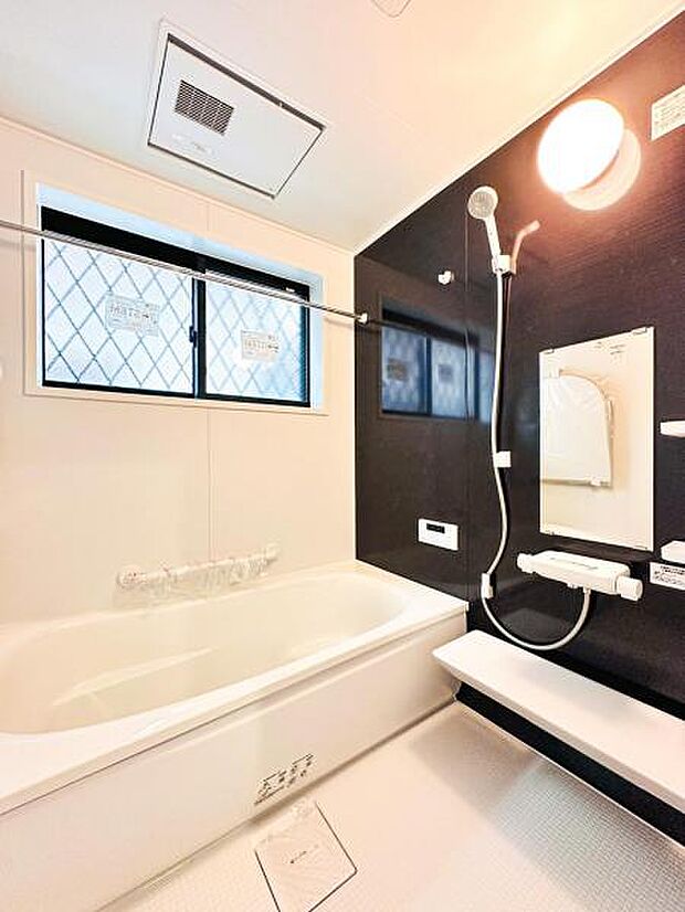 【多機能な一坪タイプの浴室】1坪以上の広い浴室ならお子様と並んで体を洗ってもゆとりがあります♪