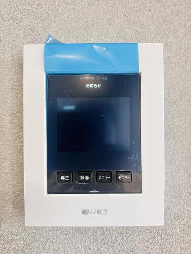 【モニター付きインターフォン】来訪者を映像で確認するシンプルな設備ながらセキュリティ効果はマル。最近は録画機能があるタイプも増え、留守中の訪問者も確認できます！