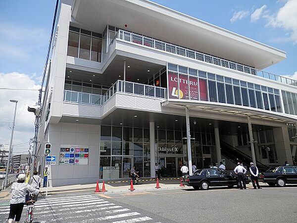 【小田急マルシェ相武台】5850ｍ　駅ビルの中にある専門店街。薬局から飲食店まで多彩な店が揃っています。