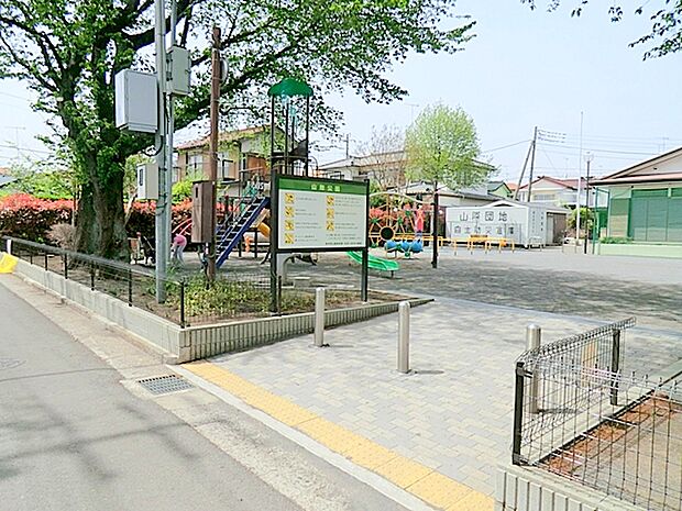 【山際公園】1000ｍ　遊具はアスレチック滑り台・ブランコ・鉄棒・砂場があります。水道もあります