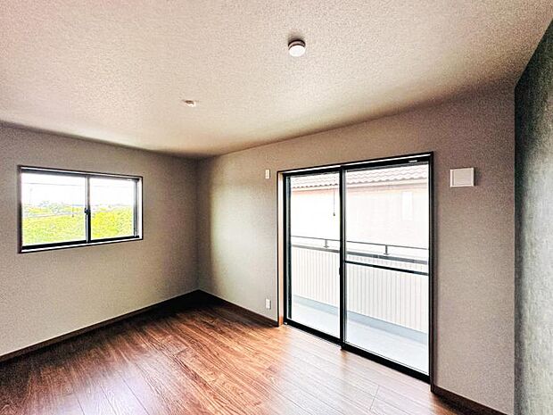 【2面採光で明るい洋室：6.7帖】窓の数が多く朝から明るい日差しが差し込みます♪