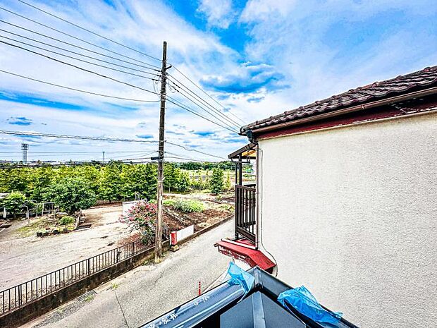 【開放感のあるバルコニーからの眺望】緑豊かでのびのびと子育てが出来る閑静な住宅地