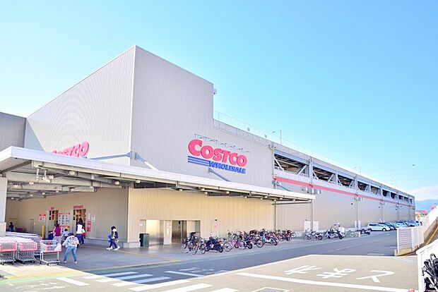 【コストコ　座間】170ｍ　駐車場も広々としています。他のスーパーとはちょっと違う雰囲気の買い物体験が出来ます。