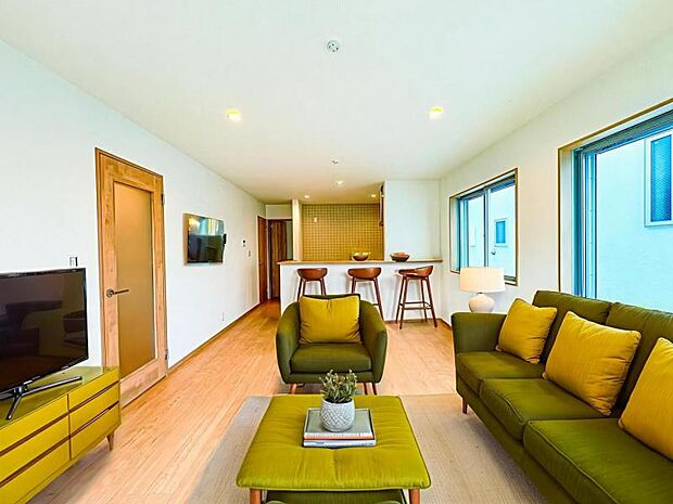 【南向きで明るく開放感のあるリビング：16帖】※画像は実際の室内写真を基に家具・調度品の配置例をCG合成したもので、実際とは多少異なります。また、家具等は販売価格に含まれません。