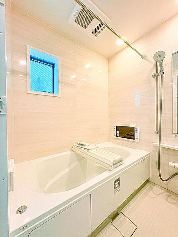 【多機能な一坪タイプの浴室】1坪以上の広い浴室ならお子様と並んで体を洗ってもゆとりがあります♪