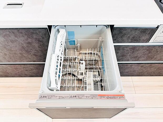 【ビルトイン食洗機】洗浄から乾燥までボタン一つで完結する食洗機付き。大変な洗い物がぐっと短く済みます！