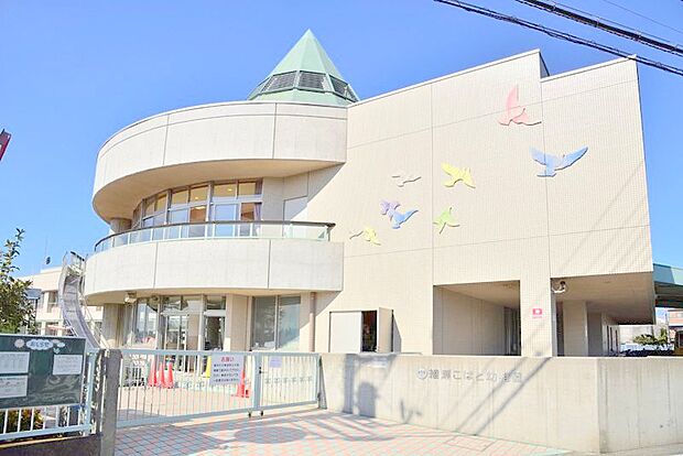 【綾瀬こばと幼稚園】780ｍ　模鉄道本線のさがみ野駅より徒歩で10分くらいの幼稚園です。園庭、体育館、教室など設備関係がとても充実しています。