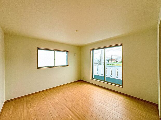 【2面採光で明るい洋室：8帖】窓の数が多く朝から明るい日差しが差し込みます♪