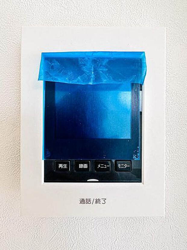 【モニター付きインターフォン】来訪者を映像で確認するシンプルな設備ながらセキュリティ効果はマル。最近は録画機能があるタイプも増え、留守中の訪問者も確認できます！