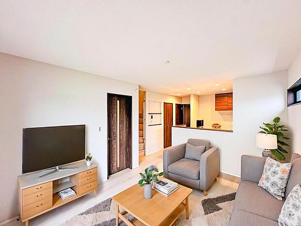 【南向きで明るく開放感のあるリビング】※画像は実際の室内写真を基に家具・調度品の配置例をCG合成したもので、実際とは多少異なります。また、家具等は販売価格に含まれません。