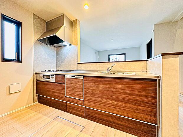 【リビングを見渡せる開放感のある対面式キッチン】ご家族と会話を楽しみながらお料理が出来る対面キッチン