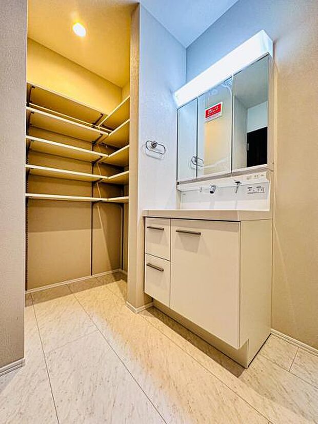 【リネン庫付きの収納豊富な洗面脱衣所】鏡の裏が収納となっている三面鏡の洗面台。纏まりづらいこのあたりの収納を見えないところにしまうことが出来るのは良いですね。