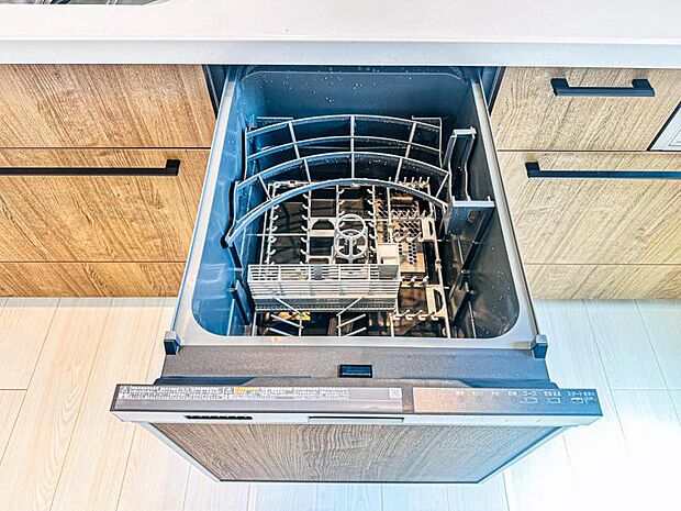 【ビルトイン食洗機】洗浄から乾燥までボタン一つで完結する食洗機付き。大変な洗い物がぐっと短く済みます!