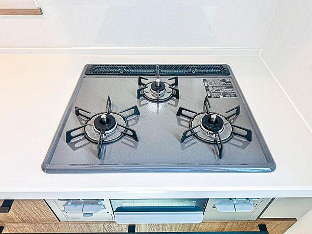 【三ツ口ガスコンロ】煮込み料理をする際にコンロが一つ塞がって他の料理ができなくて時間がかかる!そんな不満を解決してくれる3口コンロは他の調理ができるので捗ります!