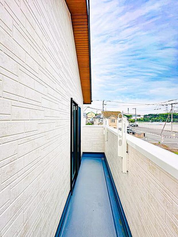 【洗濯物が多くても安心の南面バルコニー】南向きの大型バルコニーは陽当り良好で、たっぷりのお洗濯物もよく乾きます!