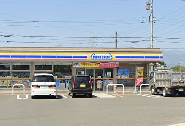 【ミニストップ 海老名本郷店】1140m 駐車スペースもあり、店員さんの対応もとてもいいです。
