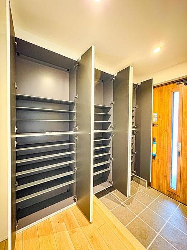 【明るく収納豊富な玄関】玄関がいつも片づく大容量シューズボックス