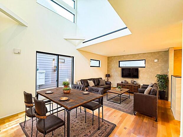 【大型の吹抜を配した明るく開放感のあるリビング：18帖】※画像は実際の室内写真を基に家具・調度品の配置例をCG合成したもので、実際とは多少異なります。また、家具等は販売価格に含まれません。