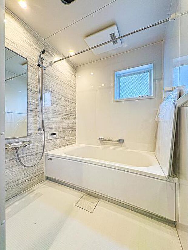【多機能な一坪タイプの浴室】広々1坪タイプのゆったり浴室ユニット。防カビ抗菌素材なのもうれしい