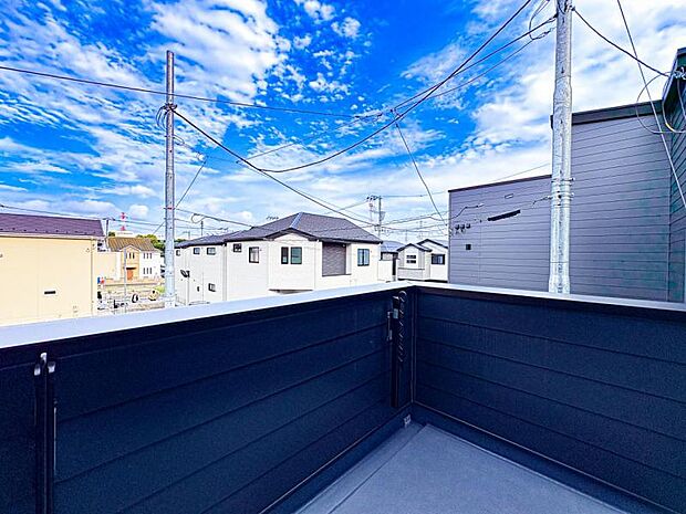 【洗濯物が多くても安心の南面バルコニー】バルコニーは陽当り良好で、たっぷりのお洗濯物もよく乾きます！