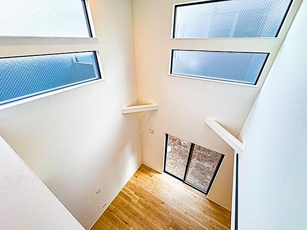 【開放感が増すリビング吹抜け】勾配天井＋吹抜け付きで開放感のある空間を演出してくれます♪