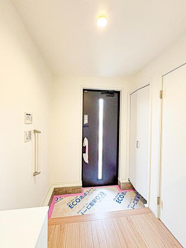 【SC付きで収納力のある玄関】玄関横にシューズインクローク付き、雨具や三輪車を置いても余裕の広さ