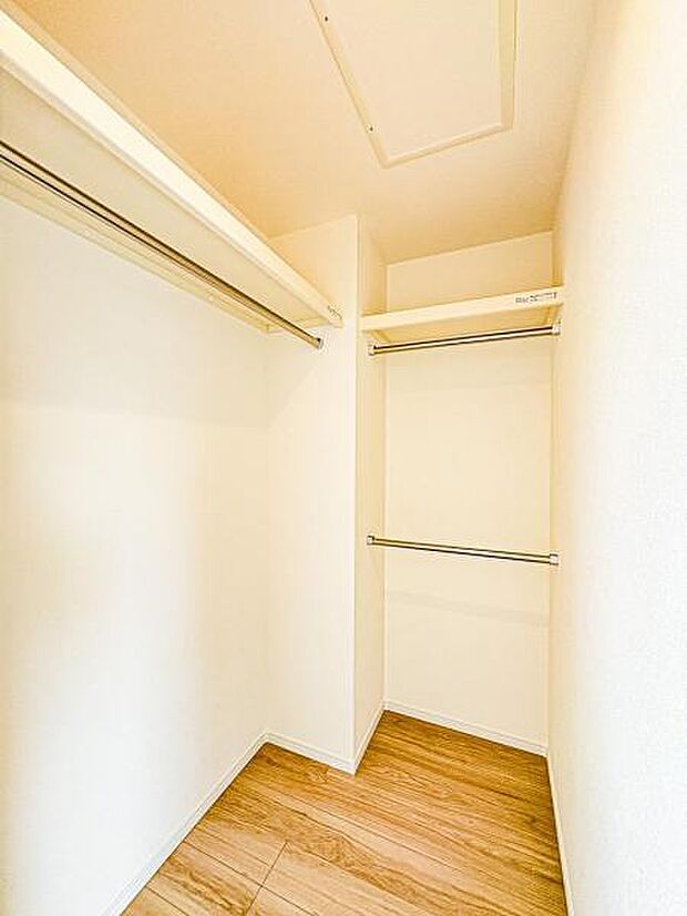 【ウォークインクローゼット】大きな収納力を持つウォークインクローゼット付き。複数で共有して使うこともでき、奥様が独り占めすることも可能です♪