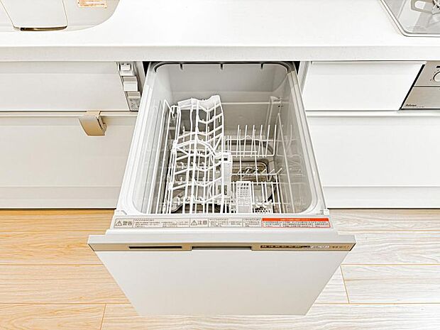 【ビルトイン食洗機】洗浄から乾燥までボタン一つで完結する食洗機付き。大変な洗い物がぐっと短く済みます！