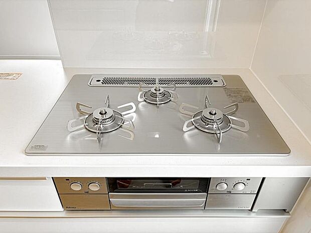 【三ツ口ガスコンロ】煮込み料理をする際にコンロが一つ塞がって他の料理ができなくて時間がかかる！そんな不満を解決してくれる3口コンロは他の調理ができるので捗ります！