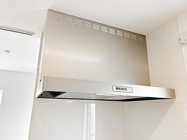 【スリム型レンジフード】稼働時の音が換気扇よりも静か 屋外とダイレクトにつながる換気扇と比べ、音が静かなメリットがあります。