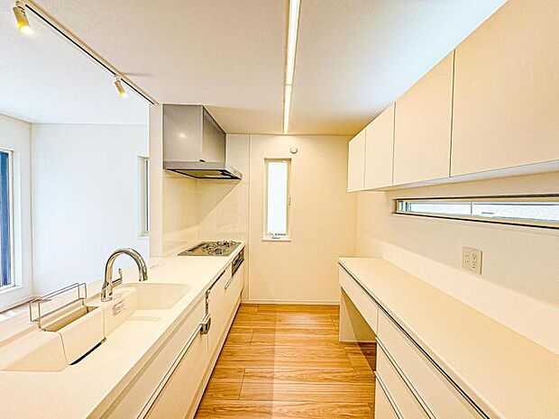 【リビングを見渡せる開放感のある対面式キッチン】ご家族と会話を楽しみながらお料理が出来る対面キッチン