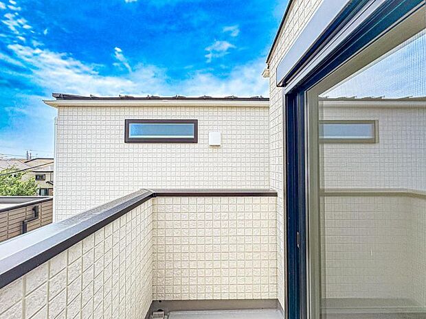 【洗濯物が多くても安心の南面バルコニー】バルコニーは陽当り良好で、たっぷりのお洗濯物もよく乾きます！