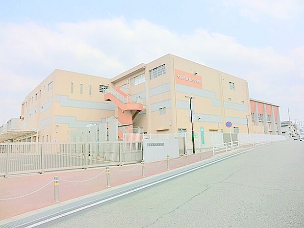 【大和市立光丘中学校】2500ｍ　体育館も全て一体の校舎になっていてとても広いです。勉強だけではなく、スポーツにも力を入れている学校です。