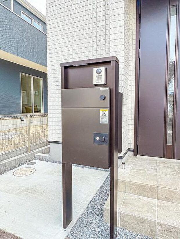 【宅配ボックス】今や当たり前になりつつある宅配ボックスを玄関横の機能門柱に完備しております。このご時世に嬉しい設備ですね。