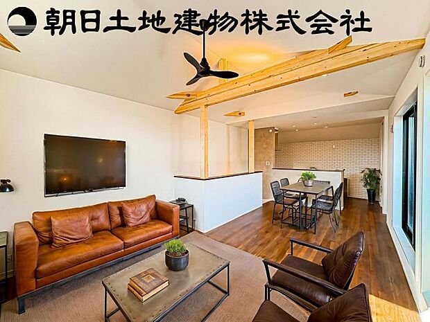 【大型勾配天井付きで明るく開放感のあるリビング：17帖】※画像は実際の室内写真を基に家具・調度品の配置例をCG合成したもので、実際とは多少異なります。また、家具等は販売価格に含まれません。