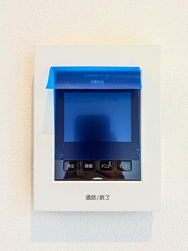 【モニター付きインターフォン】来訪者を映像で確認するシンプルな設備ながらセキュリティ効果はマル。最近は録画機能があるタイプも増え、留守中の訪問者も確認できます！
