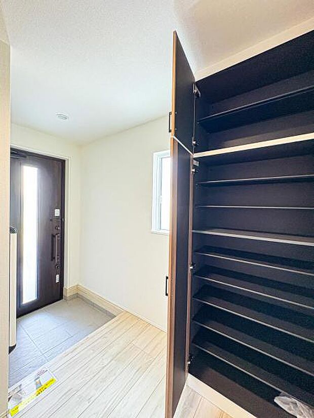 【明るく収納豊富な玄関】家族の履物が全部しまえるワイドな玄関収納