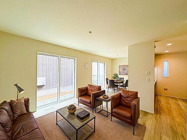 【南西向きで明るく開放感のあるリビング:16帖】※画像は実際の室内写真を基に家具・調度品の配置例をCG合成したもので、実際とは多少異なります。また、家具等は販売価格に含まれません。