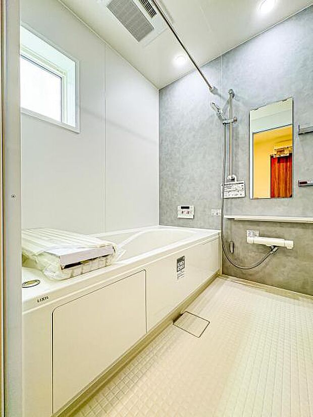 【多機能な一坪タイプの浴室】1坪以上の広い浴室ならお子様と並んで体を洗ってもゆとりがあります♪